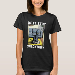 ロボット掃除機に乗るネクストストップスナックタウンの猫 Tシャツ