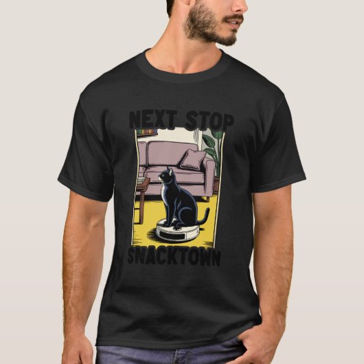 ロボット掃除機に乗るネクストストップスナックタウンの猫 Tシャツ (正面)
