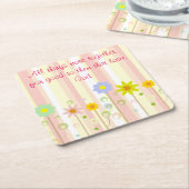 ロマンの8:28のピンクのストライプおよび花のキリスト教の引用文 スクエアペーパーコースター (アングル)