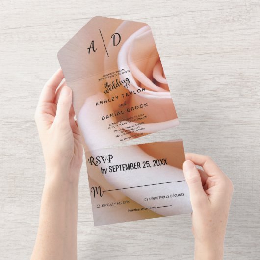 ロマンチエレガントックなピンクのバラの花のフローラ結婚のA オールインワン招待状 (貼ってはがせる)