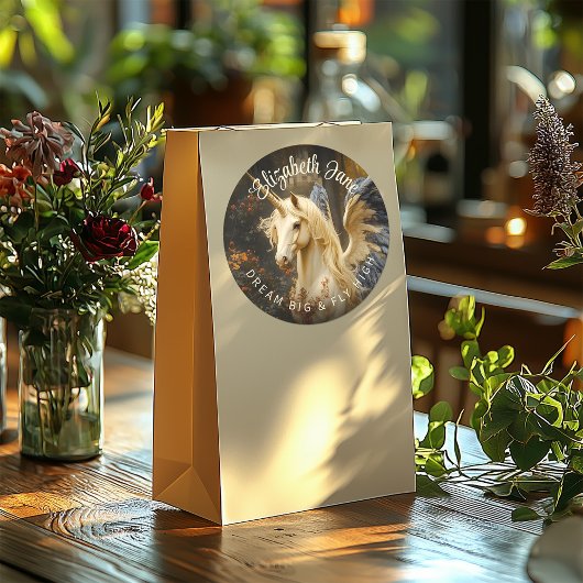 ロマンチックなおとぎ話の森のユニコーンと翼 ラウンドシール