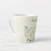 ロマンチックなアイボリー白の花とグリーン カフェラテマグ (左アングル)