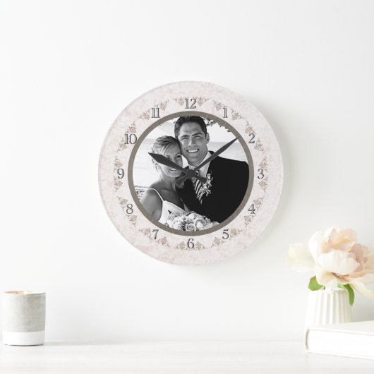 ロマンチックなアイボリー結婚ホタテの写真 ラージ壁時計 (ホーム)