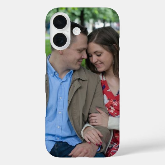 ロマンチックなカップルが近くに座る Case-Mate iPhoneケース (裏面)