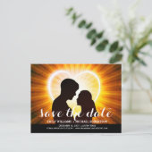 ロマンチックなカップルと日付カードを保存する 案内ポストカード (スタンド正面)