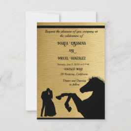 ロマンチックなカップルと黒い馬の愛は空中にある