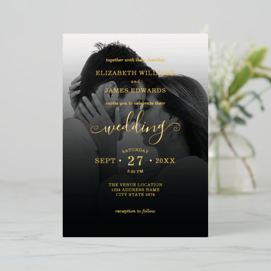 ロマンチックなカップルのモノクロ結婚写真の金ゴールド 箔招待状 (立ち正面)