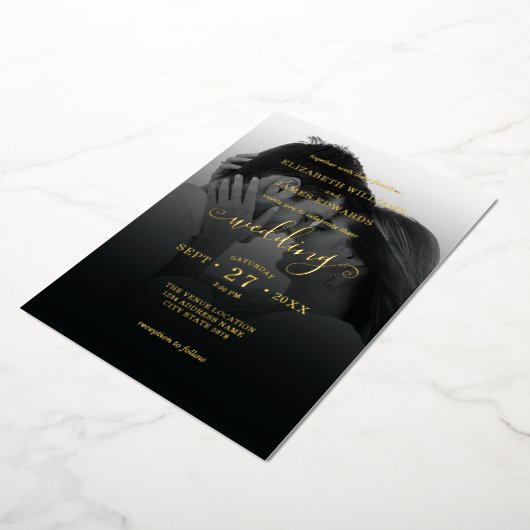 ロマンチックなカップルのモノクロ結婚写真の金ゴールド 箔招待状 (回転した状態)