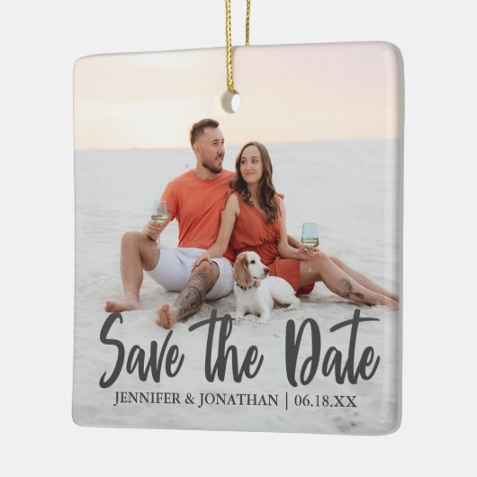 ロマンチックなカップルの写真のクリスマスの日付を保存 セラミックオーナメント (左)