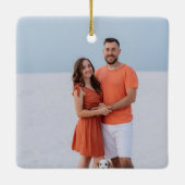 ロマンチックなカップルの写真のクリスマスの日付を保存 セラミックオーナメント (裏面)