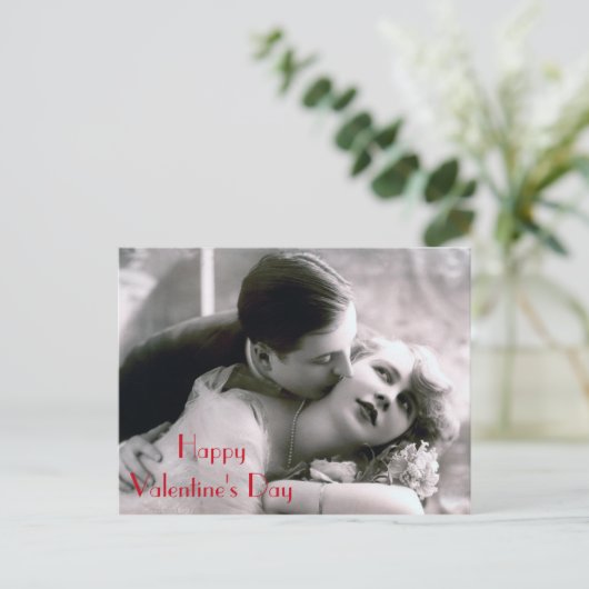 ロマンチックなカップルヴィンテージレトロラブバレンタインデー シーズンポストカード (スタンド正面)