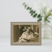 ロマンチックなカップル – 彼女の耳の中でささやく ポストカード (スタンド正面)