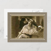 ロマンチックなカップル – 彼女の耳の中でささやく ポストカード (正面/裏面)