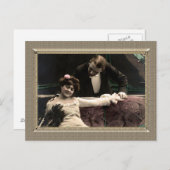 ロマンチックなカップル – 彼女の肩の上を見ている ポストカード (正面/裏面)