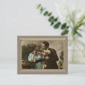 ロマンチックなカップル – 彼女の花を持って ポストカード (スタンド正面)