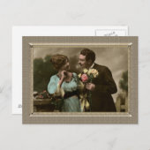 ロマンチックなカップル – 彼女の花を持って ポストカード (正面/裏面)