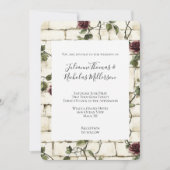 ロマンチックなクリーム色のレンガの壁と赤いバラのウェディング 招待状 (正面)