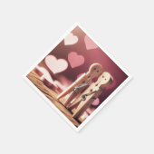 ロマンチックなクロースピンカップルとハート スタンダードカクテルナプキン (角)