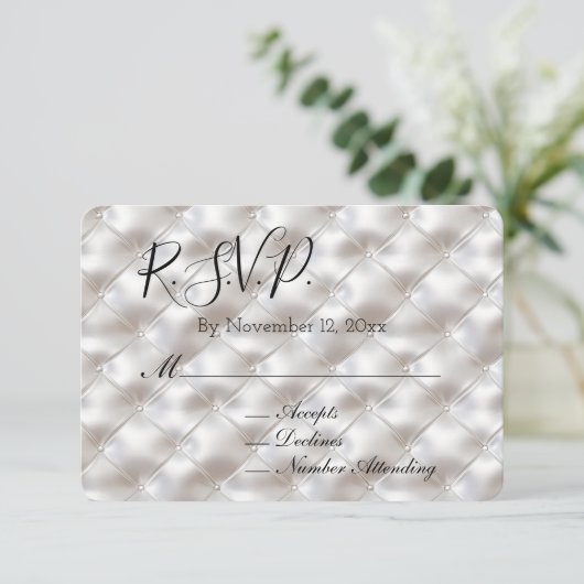 ロマンチックなグラムホワイトフェイクレザーウェディングRSVP エンクロージャーカード (スタンド正面)