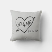 ロマンチックなグレーレッドあなたと私のハートモノグラム クッション (正面)