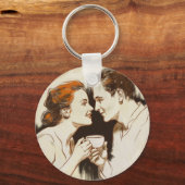 ロマンチックなコーヒーデートのカップルが甘い視線を共有 キーホルダー (裏面)