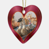 ロマンチックなゴンドラに乗る赤いサテン背景 セラミックオーナメント (左)