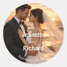 ロマンチックなサンセットビーチの新婦新郎の結婚式 ラウンドシール
