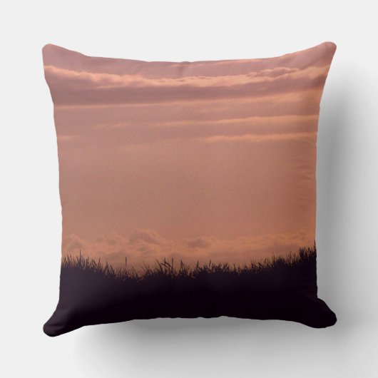 ロマンチックなシルエットの若者達の日没の写真 クッション (裏面)