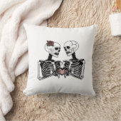 ロマンチックなスケルトンのカップル – ハート手とゴシック クッション (ブランケット)