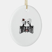 ロマンチックなスケルトンのカップル – ハート手とゴシック セラミックオーナメント (右)