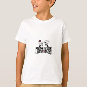 ロマンチックなスケルトンのカップル – ハート手とゴシック Tシャツ