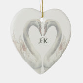 ロマンチックなスワ結婚ーズのカップル・モノグラム セラミックオーナメント (右)