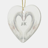 ロマンチックなスワ結婚ーズのカップル・モノグラム セラミックオーナメント (左)