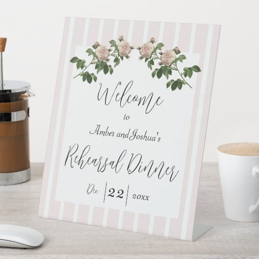 ロマンチックなソフトピンクのリハーサルディナーウェルカム 台座サイン (インサイチュ)