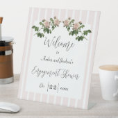 ロマンチックなソフトピンクの婚約シャワーウェルカム 台座サイン (インサイチュ)