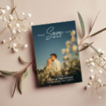ロマンチックなタイポグラフィ写真Save the Date セーブザデート<br><div class="desc">両面は幸せなカップルの写真の上の日付に焦点を当てたロマンチックなタイポグラフィ結婚デザインで日付カードを保存する。きれいなコラージュで背面に3枚の写真を追加。日付テンプレートカードを写真パーソナライズされたとともに保存する。</div>
