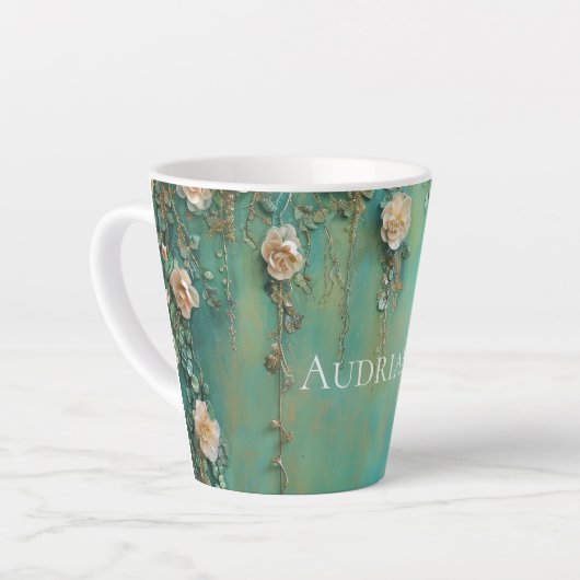 ロマンチックなティール(緑がかった色)赤面ピンクの花 カフェラテマグ (左アングル)