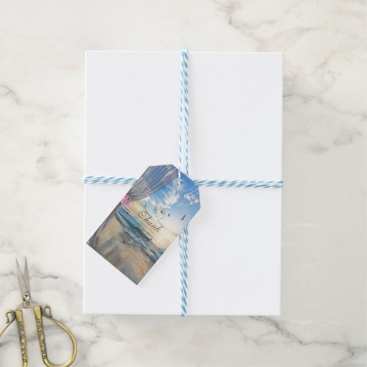 ロマンチックなトロピカルビーチ、夕焼け、 カーテン、 花々 ギフトタグ (より糸付き)