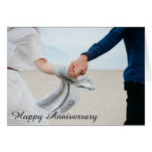 ロマンチックなハッピーアニバーサリーカップルが手を握る (正面横)