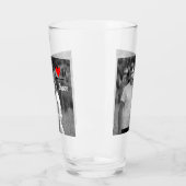 ロマンチックなバレンタインのカップル写真I赤いハートU名 タンブラーグラス (左)