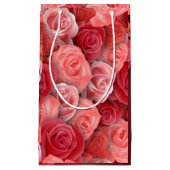 ロマンチックなバレンタインデーのピンクおよび赤いバラ スモールペーパーバッグ (正面)