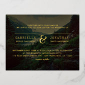 ロマンチックなパインズ、山と湖結婚の 箔招待状ポストカード (正面)