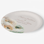 ロマンチックなピンクのキンポウゲ（ラナンキュラス） on Ivory ペーパープレート (アングル)