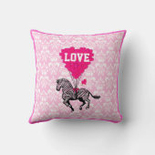 ロマンチックなピンクのハートとラブ文字 クッション (裏面)