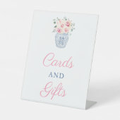 ロマンチックなピンクのバラのカードとギフトブライダルシャワー 台座サイン (正面)