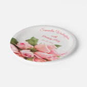 ロマンチックなピンクのバラの花束の誕生日 ペーパープレート (アングル)