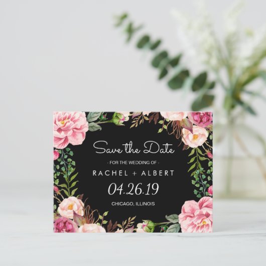 ロマンチックなピンクのフローラ古典的な結婚式の日付を保存 案内ポストカード (スタンド正面)