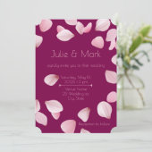 ロマンチックなピンクの花びら結婚式招待状と写真 招待状 (スタンド正面)