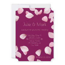ロマンチックなピンクの花びら結婚式招待状と写真