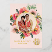 ロマンチックなピンク中国ののフローラ結婚カップルの写真 箔招待状 (正面)
